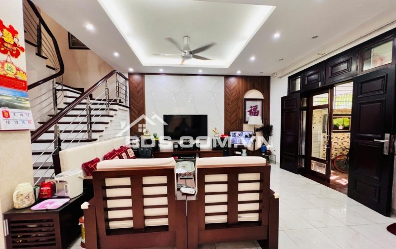 Bán biệt thự Làng Việt Kiều Châu Âu đường Nguyễn Văn Lộc DT 200m2 x 3 tầng giá 47.9 tỷ