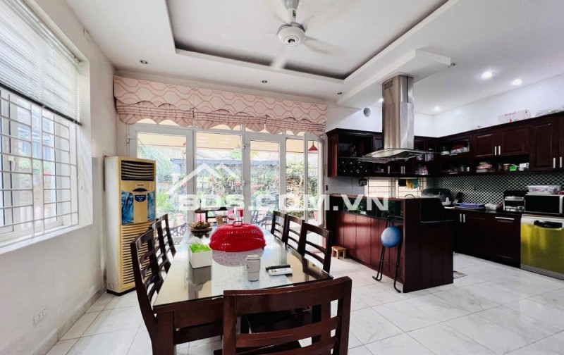 Bán biệt thự Làng Việt Kiều Châu Âu đường Nguyễn Văn Lộc DT 200m2 x 3 tầng giá 47.9 tỷ