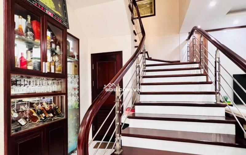 Bán biệt thự Làng Việt Kiều Châu Âu đường Nguyễn Văn Lộc DT 200m2 x 3 tầng giá 47.9 tỷ