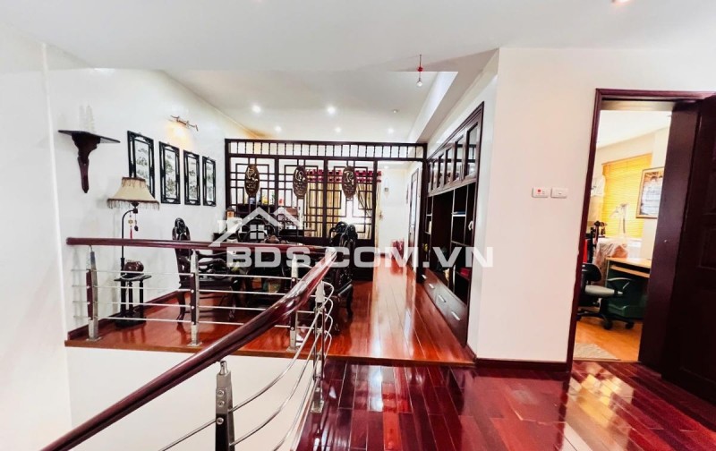 Bán biệt thự Làng Việt Kiều Châu Âu đường Nguyễn Văn Lộc DT 200m2 x 3 tầng giá 47.9 tỷ
