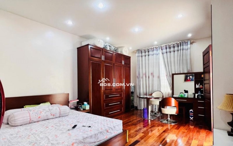 Bán biệt thự Làng Việt Kiều Châu Âu đường Nguyễn Văn Lộc DT 200m2 x 3 tầng giá 47.9 tỷ