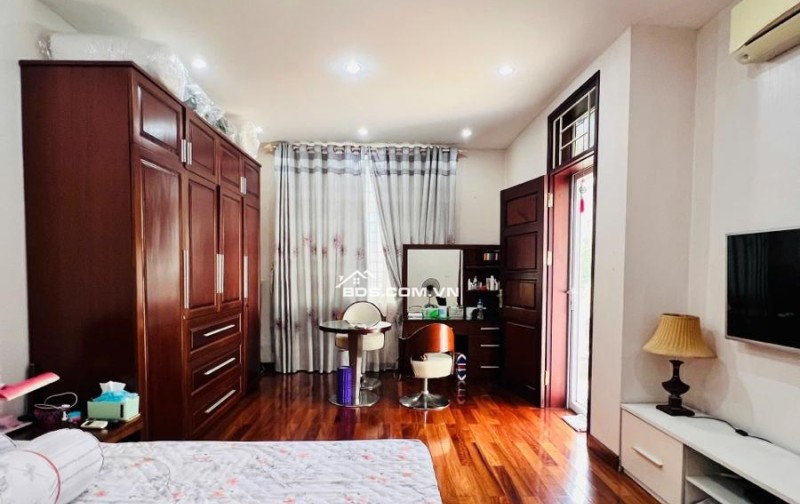 Bán biệt thự Làng Việt Kiều Châu Âu đường Nguyễn Văn Lộc DT 200m2 x 3 tầng giá 47.9 tỷ