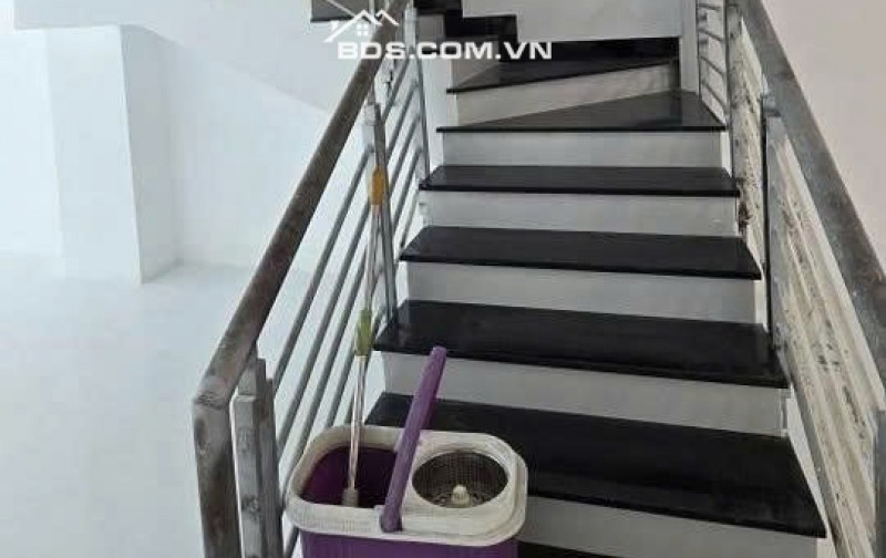 Cho thuê nhà nguyên căn 3 lầu, mặt tiền đường nhựa 10m tiện kinh doanh