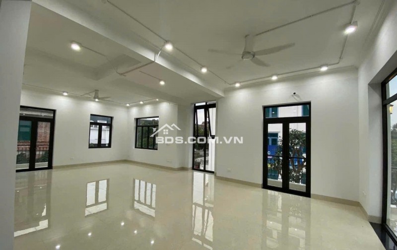 Bán nhà mặt phố Sa Đôi Đại Mỗ Nam Từ Liêm lô góc 3 mặt thoáng diện tích 210m2x 4 tầng MT 15m2 giá 63.9 tỷ