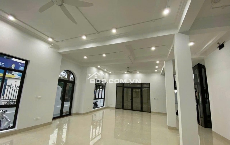 Bán nhà mặt phố Sa Đôi Đại Mỗ Nam Từ Liêm lô góc 3 mặt thoáng diện tích 210m2x 4 tầng MT 15m2 giá 63.9 tỷ