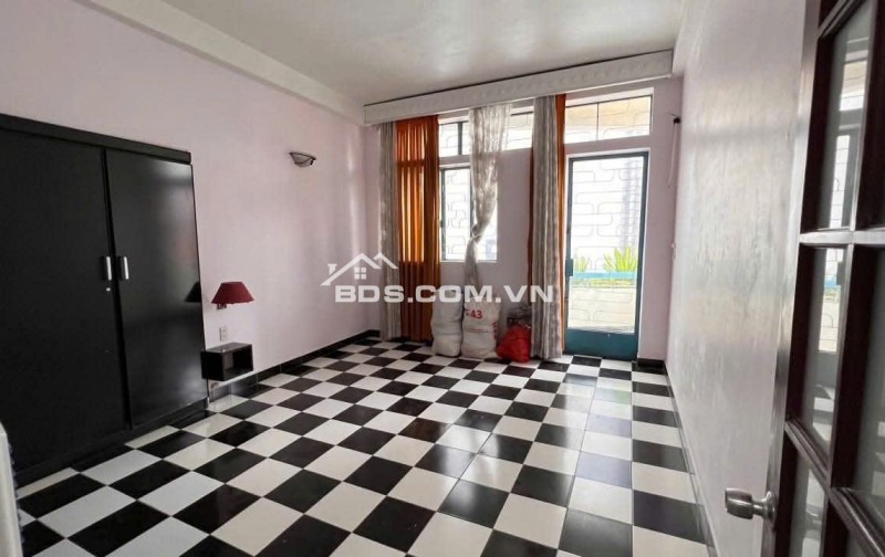 MẶT TIỀN NGUYỄN VĂN NGUYỄN Q1, MẶT SAU HXH - DIỆN TÍCH 82M2 (4M x 20.5M) - NHÀ 5 TẦNG THANG MÁY - ĐANG CHO THUÊ 50 TRIỆU/THÁNG - GIÁ CHÀO 30 Tỷ. 

+