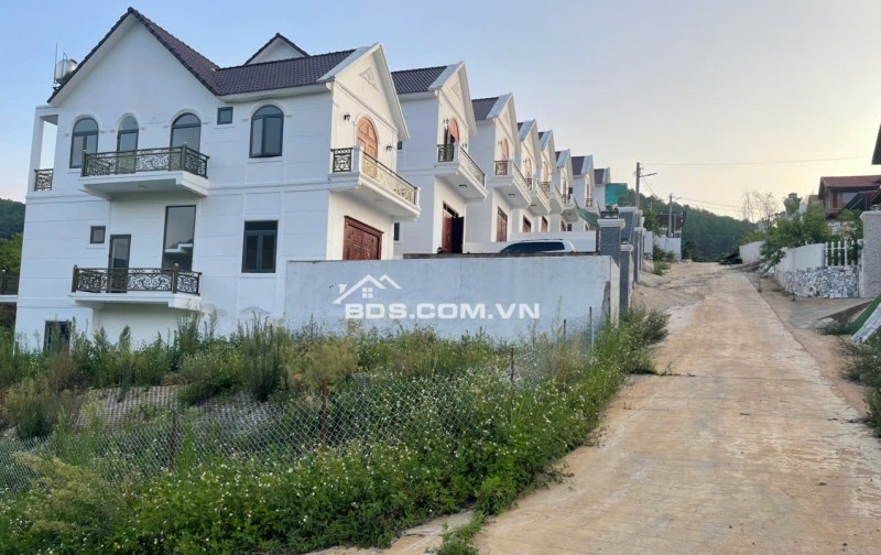 BÁN HOẶC CHO THUÊ BIỆT THỰ 420m2 - 3PN - SÁT DALAT, VIEW RỪNG THÔNG. LH:0909206662.