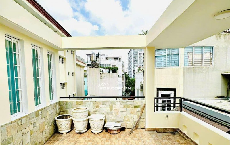 6 Tỷ nhỉnh: Nhà Quận 10 - ngay Bệnh Viện 115 - Xe hơi trong nhà 4 Tầng Ngang hơn 4m. VŨ 0933910039