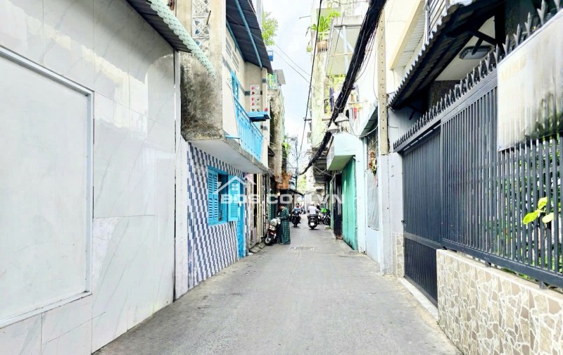 5 Tỷ nhỉnh- Hoàng Diệu Quận 4- nhà mới 100% ngang hơn 4m- 3 tầng 3 phòng đủ nội thất. VŨ 0933910039