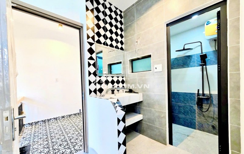 5 Tỷ nhỉnh- Hoàng Diệu Quận 4- nhà mới 100% ngang hơn 4m- 3 tầng 3 phòng đủ nội thất. VŨ 0933910039