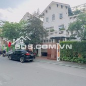 Bán biệt thự Làng Việt Kiều Châu Âu đường Nguyễn Văn Lộc DT 200m2 x 3 tầng giá 47.9 tỷ