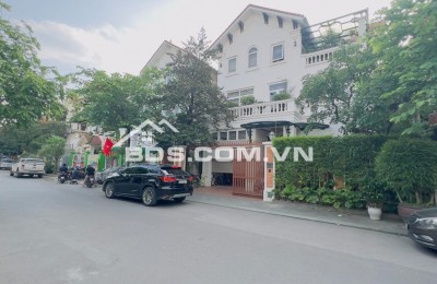 Bán biệt thự Làng Việt Kiều Châu Âu đường Nguyễn Văn Lộc DT 200m2 x 3 tầng giá 47.9 tỷ