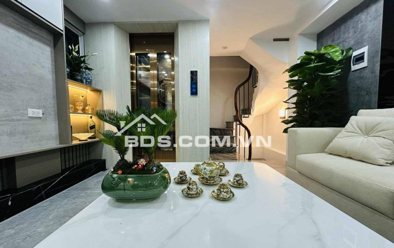 Nhà Đẹp Lô Góc, Thang Máy Minh Khai 30m, 7 tầng, mt 4m, giá 9.8 tỷ.