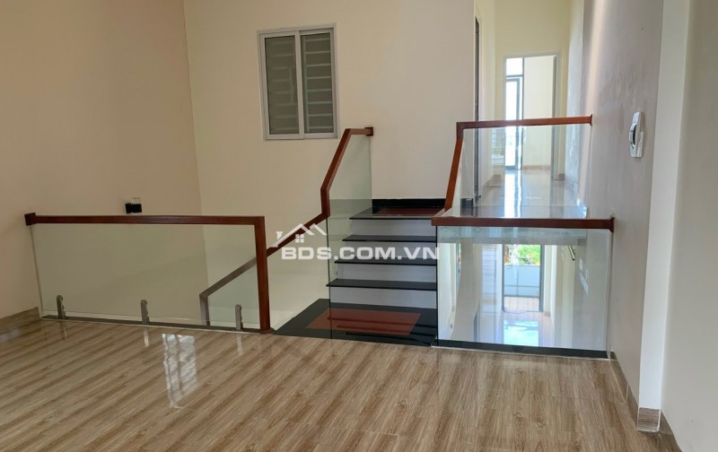 Bán ngôi nhà 3 tầng trên con đường 10.5m đẹp nhất khu đô thị Nam Hòa Xuân