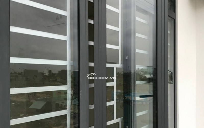 Bán ngôi nhà 3 tầng trên con đường 10.5m đẹp nhất khu đô thị Nam Hòa Xuân