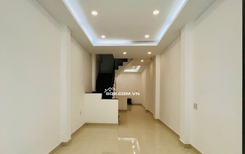 Bán nhà đúc 2 lầu hẻm 606 Đường 3 Tháng 2, P14 Q10 ngay trung tâm SG
