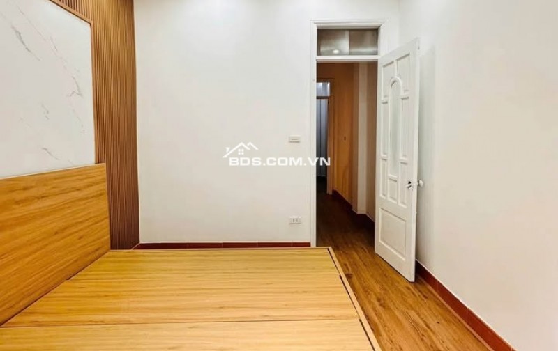  BÁN NHÀ THẠCH BÀN ,39M, 4T, MT 4,3M, NGÕ RỘNG, Ô TÔ TRÁNH CÁCH NHÀ 20M, 5.XX TỶ 