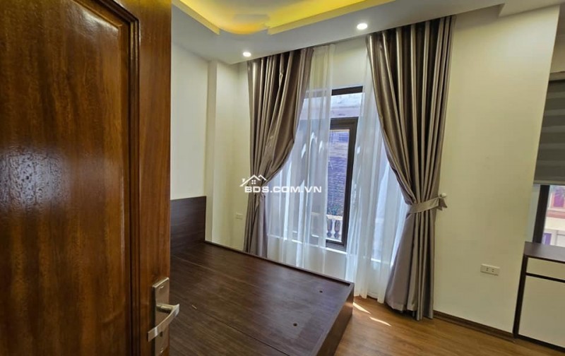 NGÔI NHÀ TẠI THẠCH BÀN – LÔ GÓC, THANG MÁY, NỘI THẤT NHẬP KHẨU – GIÁ CHỈ 7 TỶ! 