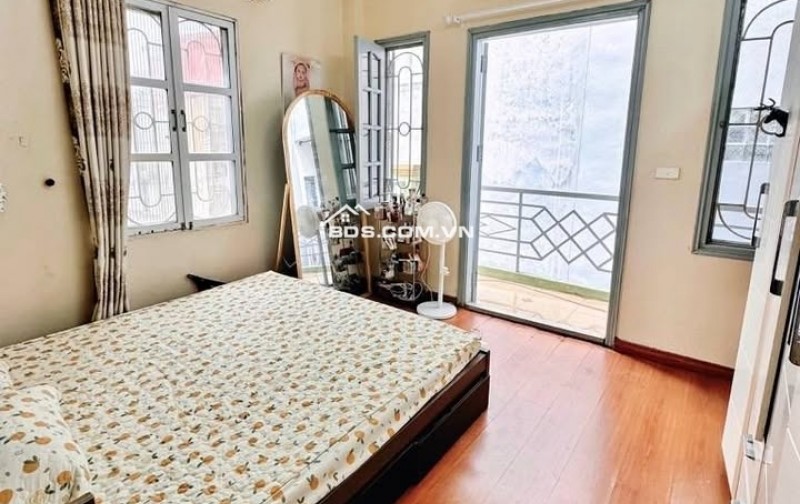  BÁN NHÀ THẠCH BÀN ,39M, 4T, MT 4,3M, NGÕ RỘNG, Ô TÔ TRÁNH CÁCH NHÀ 20M, 5.XX TỶ 