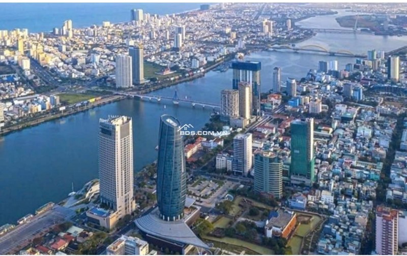 - Đất mặt tiền Võ Văn Kiệt, nằm giữa trung tâm bãi 2 tắm mỹ khê và Phạm Văn Đồng.