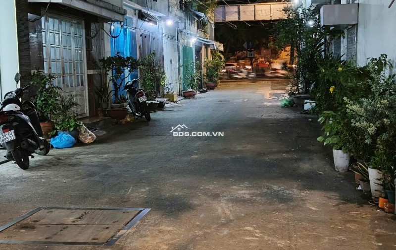 KHU VIP HUỲNH VĂN BÁNH - 4 TẦNG BTCT – Dt 4m*13 - GẦN MẶT TIỀN - CHỈ 8.X TỶ