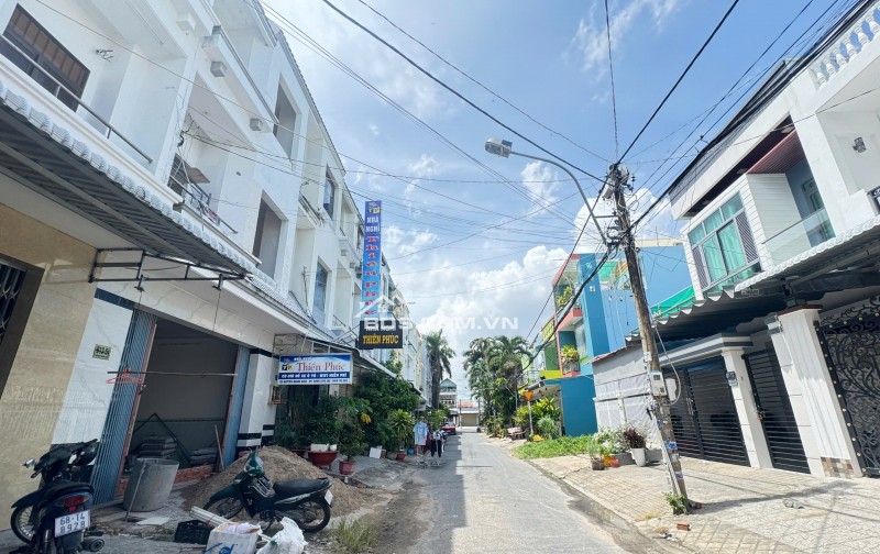 Bán nhà cấp 2 1 trệt 3 lầu diện tích 266m2 khu lấn biển kiên giang