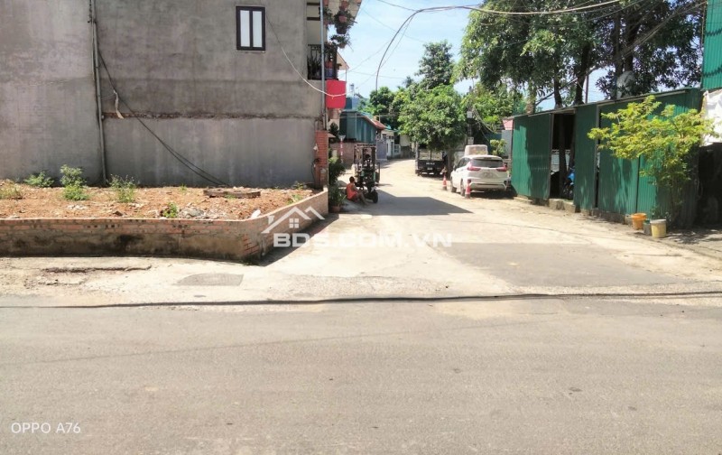 Nằm trung tâm hành chính, trục đường liên xã