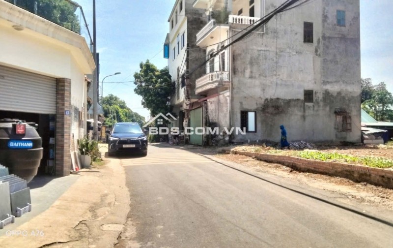 Nằm trung tâm hành chính, trục đường liên xã