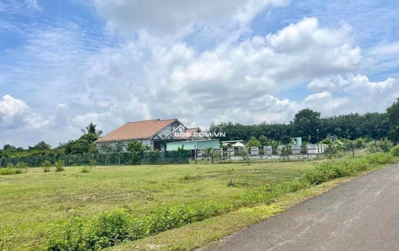 Nợ ngân hàng bán 1024M2 đất ngay Khu Công Nghiệp xung quanh có dân ở sát bên chợ, trường. Gía 170TR