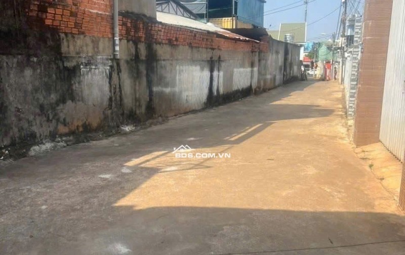 Cần bán Căn Nhà Hẻm 81 Y Wang ngay Bách Hóa Xanh
( NGÃ BA Y WANG - MAI THỊ LỰU )
cách ĐH Tây Nguyên chỉ 300- P. Eatam cũ Giá 2ty750
