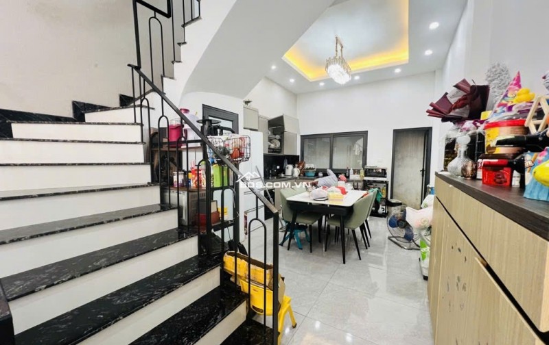 NHÀ ĐẸP LUNG LINH TẠI LẠC LONG QUÂN - OTO 7 CHỖ ĐỖ CỬA - NGÕ THÔNG - THIẾT KẾ HIỆN ĐẠI GIÁ NHỈNH 15 TỶ