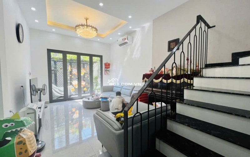 NHÀ ĐẸP LUNG LINH TẠI LẠC LONG QUÂN - OTO 7 CHỖ ĐỖ CỬA - NGÕ THÔNG - THIẾT KẾ HIỆN ĐẠI GIÁ NHỈNH 15 TỶ