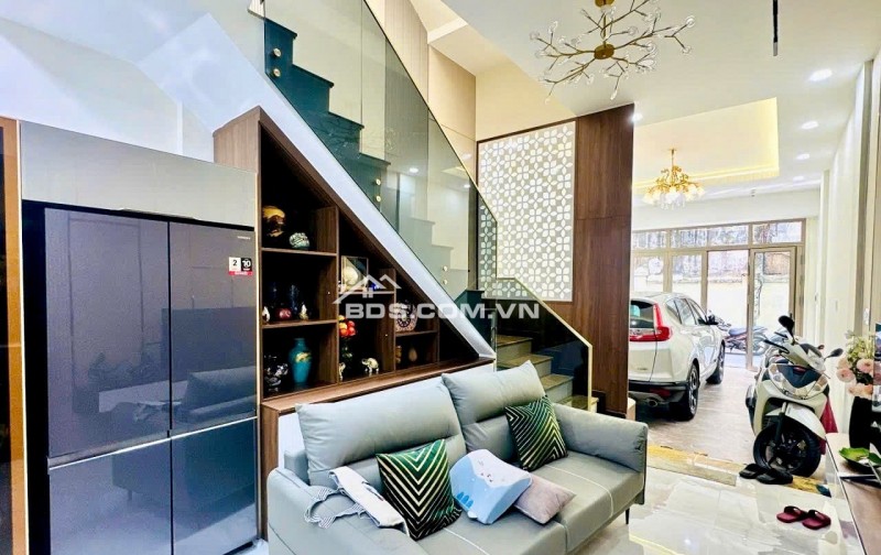 Nhà Quận 1- mặt tiền Phường Tân Định- xe hơi trong nhà 60m2 cao 3 Tầng NT sịn: 18 Tỷ. VŨ 0933910039