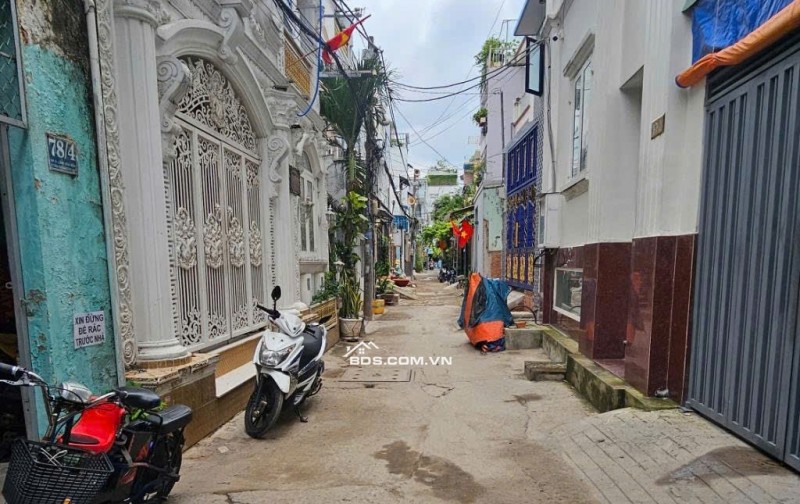 Bán dãy nhà 2 tầng hẻm xe hơi gần Bùi Văn Ba Quận 7 thu nhập cho thuê ổn định
