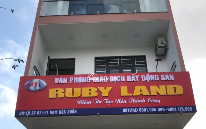 Bán ngôi nhà 3 tầng trên con đường 10.5m đẹp nhất khu đô thị Nam Hòa Xuân