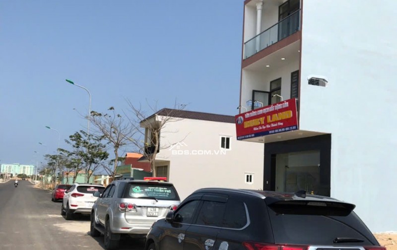 Bán ngôi nhà 3 tầng trên con đường 10.5m đẹp nhất khu đô thị Nam Hòa Xuân