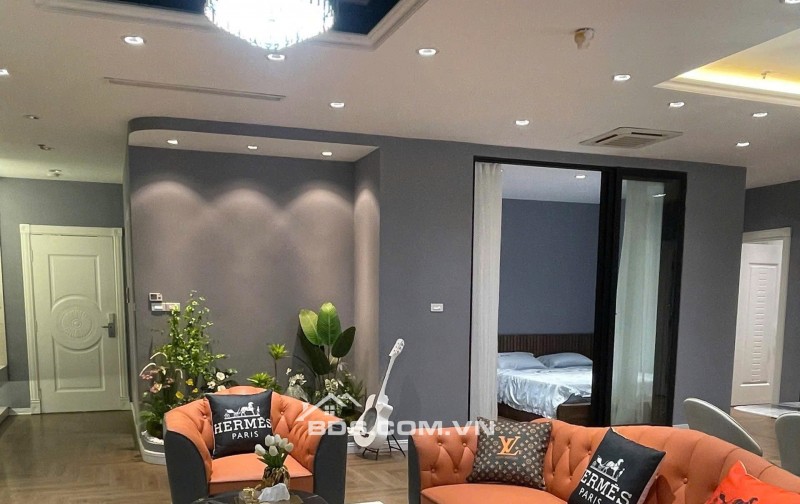 Bán Căn Hộ  Royal City 130m² – 2PN Rộng Rãi – View Đẹp – Tầng Cao – Hướng  Mát Mẻ