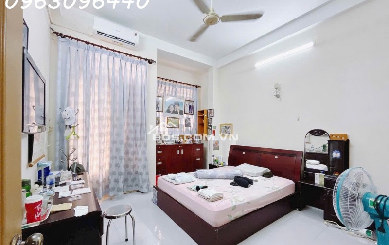 Bán Nhà 2 Tầng 80m² Hẻm Rộng 8m Quận 7 – Giá 8.9 Tỷ – Sổ Đỏ Chính Chủ