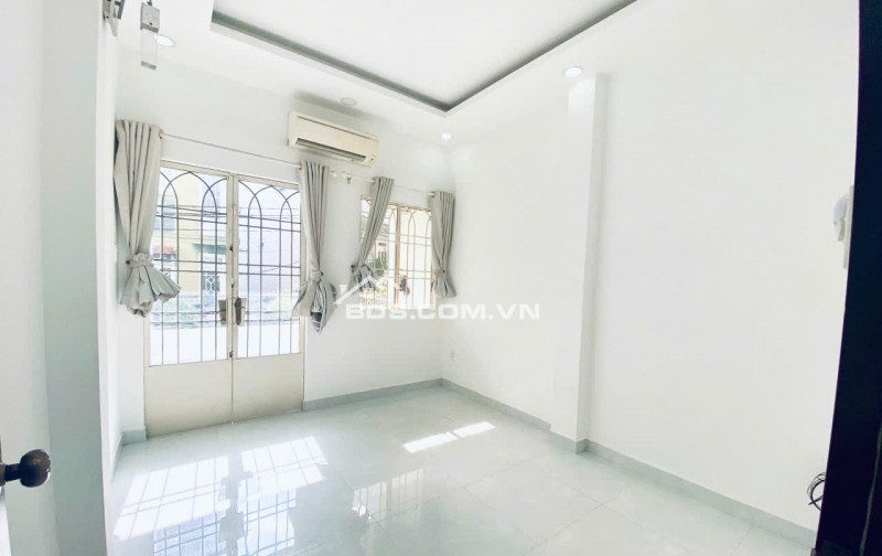 22 Triệu: nguyên căn XE HƠI TRONG NHÀ- Hoàng Hoa Thám- 3 Tầng 4 Phòng- Bếp & 4 Máy Lạnh. 0933910039