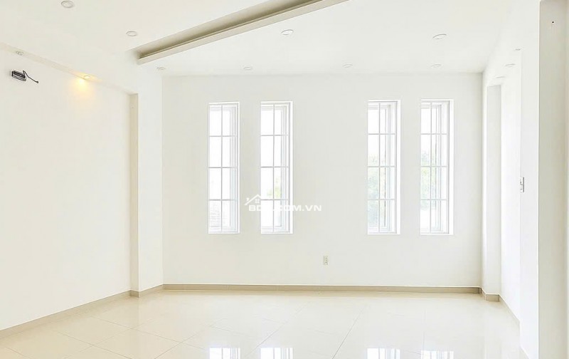 35 Triệu: thuê nguyên căn Quận 1 TRẦN KHÁNH DƯ- xe hơi trong nhà- 5m Ngang 5 tầng nhiều cửa sổ lớn