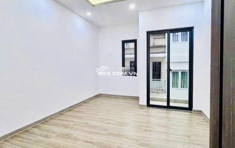 18 Triệu: thuê nguyên căn mới xây Quận 4- MẶT TIỀN đường số- 4x8- 4 Tầng 3 Phòng ngủ. VŨ 0933910039