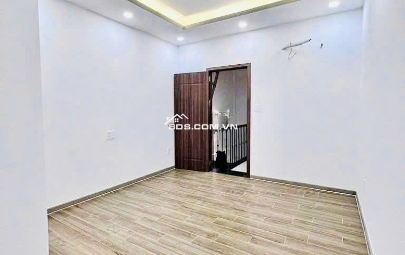 18 Triệu: thuê nguyên căn mới xây Quận 4- MẶT TIỀN đường số- 4x8- 4 Tầng 3 Phòng ngủ. VŨ 0933910039