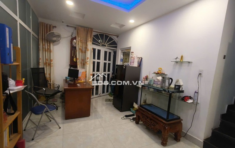 VIP TRƯỜNG THỌ - THANG MÁY SỊN SÒ- HẺM 7 CHỖ. OTO NGỦ TRONG SÂN. NHÀ XÂY 4 TẦNG, HOÀN CÔNG CHUẨN CHỈNH. XÁCH VALI VÀO Ở NGAY - GIÁ CHỈ 8TỶ HƠN. SẴN