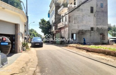 Nằm trung tâm hành chính, trục đường liên xã