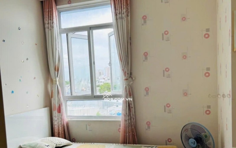 C/c  Saigon Tower, Thoại Ngọc Hầu, Tân Phú : 2p ngủ,69m2, 8tr/th