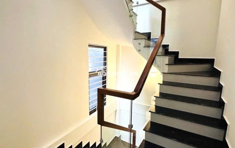 Chính chủ bán nhà Lạc Long Quân – 75m², 5 tầng, ngõ thoáng, giá hấp dẫn