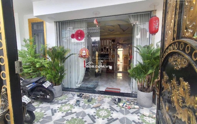 Chính chủ bán nhà 3 tầng kiên cố, rộng rãi – vị trí đẹp đường Huỳnh Tấn Phát, Quận 7