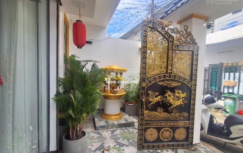 Chính chủ bán nhà 3 tầng kiên cố, rộng rãi – vị trí đẹp đường Huỳnh Tấn Phát, Quận 7