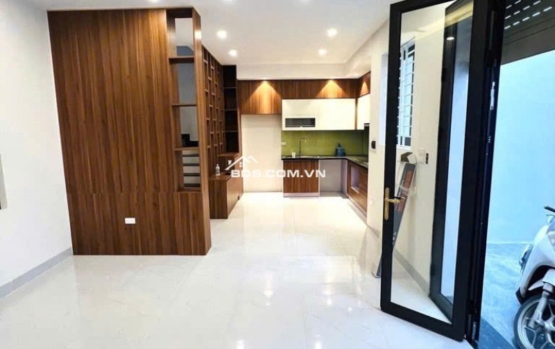 Chính chủ bán nhà Lạc Long Quân – 75m², 5 tầng, ngõ thoáng, giá hấp dẫn