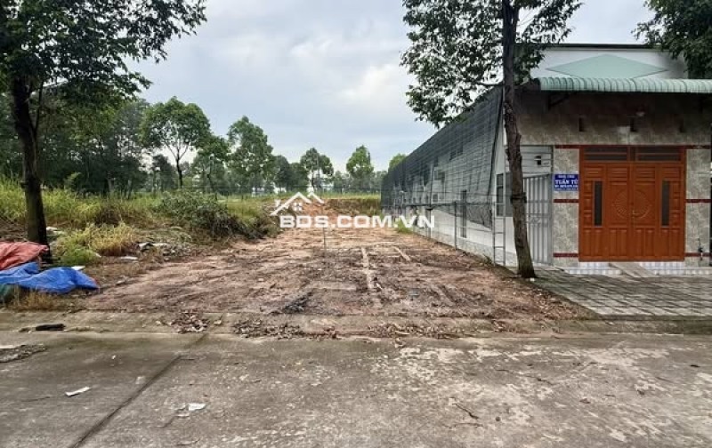 Chủ cần tiền kinh doanh bán gấp đất nền giá 700 triệu nằm ngay khu công nghiệp, sổ hồng riêng